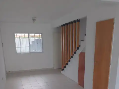 Duplex de 2 dormitorios con patio y cochera en alquiler en Tolosa sobre Calle 11 [Cod: 2852-451]
