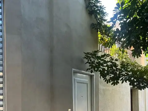 Departamento en primer piso por escalera