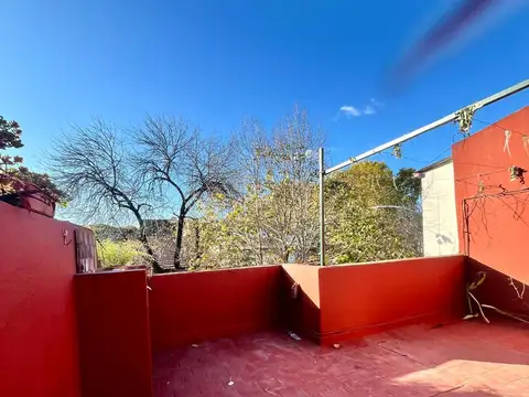 EXCELENTE CASA DE 4 AMBIENTES EN DOS PLANTAS A DOS CUADRAS SUBTE