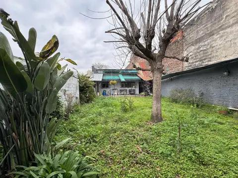 CASA 5 AMBIENTES CON GRAN JARDIN, PATIO Y GARAGE