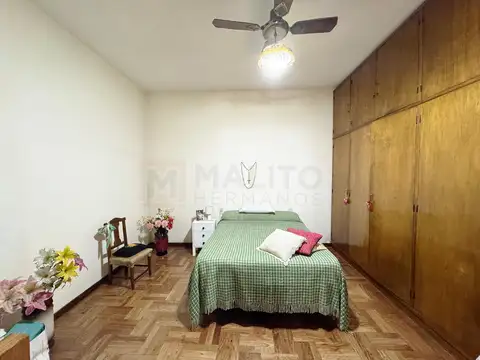 CASA 5 AMBIENTES CON GRAN JARDIN, PATIO Y GARAGE