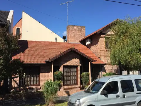 VENTA Casa 5 ambientes con cochera y parque en Ramos Mejia