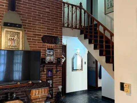 VENTA Casa 5 ambientes con cochera y parque en Ramos Mejia