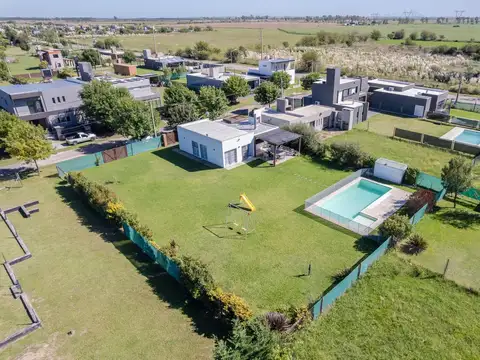 CASA EN VENTA DE 2 DORMITORIOS CON PISCINA EN PUNTA CHACRA ROLDAN