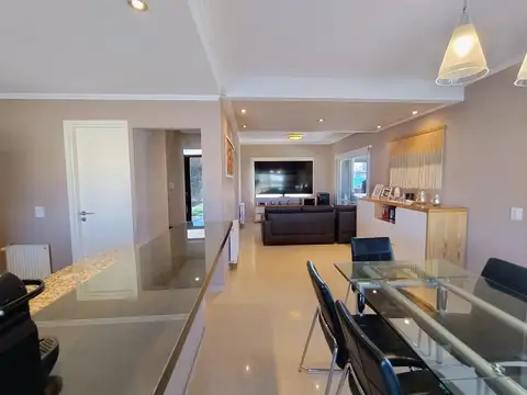 Casa 5 ambientes con 4 baños