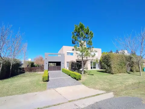 CASA EN VENTA 4 DORMITORIOS CON PISCINA EN PUERTO ROLDÁN