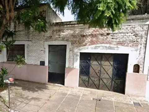 AMPLIA CASA CON  DOS GALPONES EN BARRIO SUR!