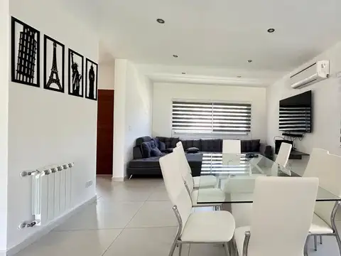 Casa 6 ambientes con 4 baños