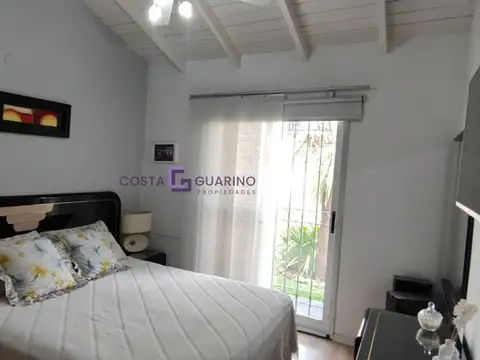 Excelente casa de 4 ambientes en lote de 9,39 X 34,86 con parque con pileta