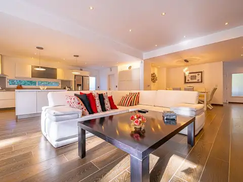 Casa en Venta con 2 cocheras
