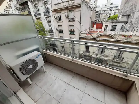 Dos ambientes con balcon al frente