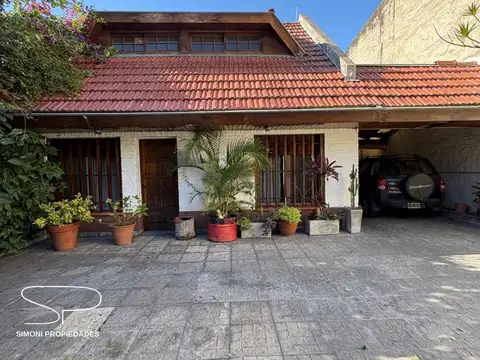 Casa 3 ambientes con jardín, cochera y patio