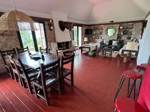 Casa 9 ambientes con 4 baños