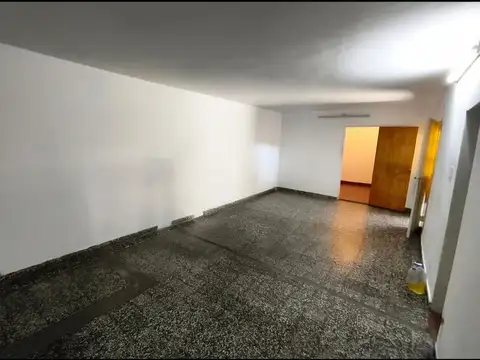 Casa 4 dormitorios, quincho y garage para 4 autos