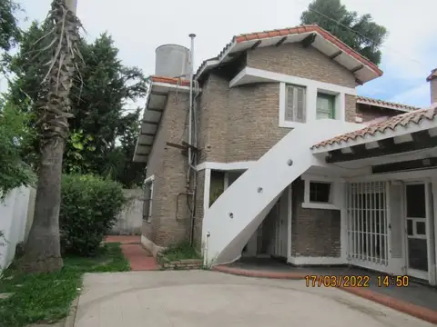 Casa en barrio Fisherton, sobre Av. Córdoba. (Ideal comercial)