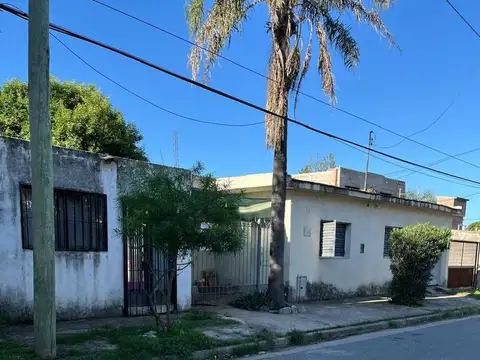 CASA DE 3 DORMITORIOS + 1 DTO MONOAMBIENTE