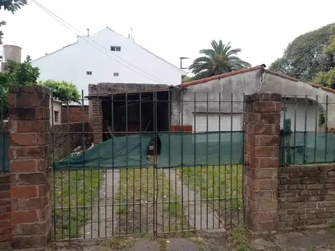 Lote de 17 x 20 mts. con casa a restaurar en venta o permuta