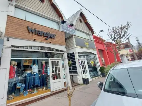 Excelente oficina en planta alta de zona Güemes.