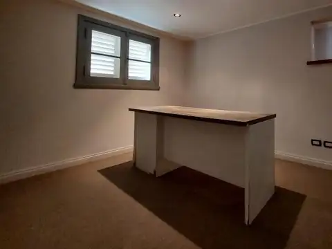 Excelente oficina en planta alta de zona Güemes.