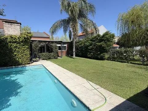 Casa 4 ambientes con parque y piscina