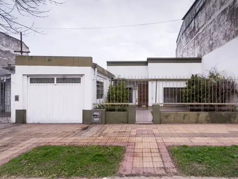 Venta Casa 3 amb. con coch y  parque. Oportunidad!