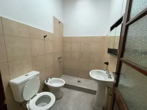 Casa con dos dormitorios, cochera, jardin y piscina en venta
