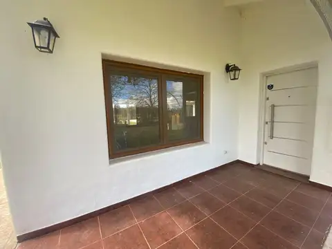 CASA QUINTA DE DOS PLANTAS A LA VENTA EN TOMAS JOFRE
