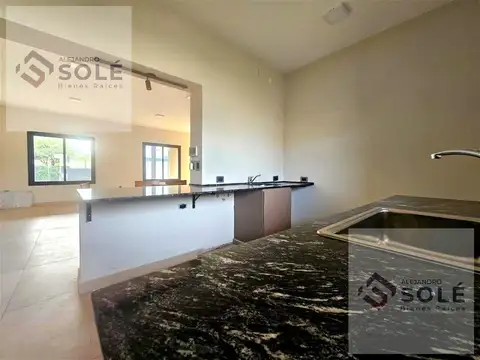 Casa 4 ambientes con 2 baños