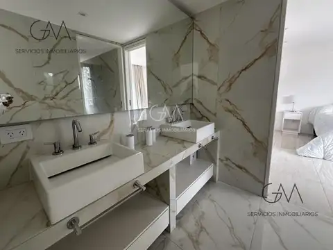 Casa 5 ambientes con 4 baños
