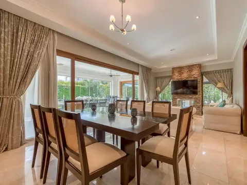 Casa en Alquiler con 2 cocheras