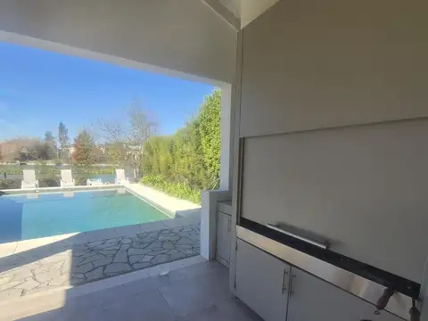 Casa 5 ambientes con 3 baños