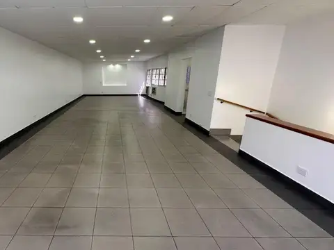 Alquiler depósito con oficinas en flores