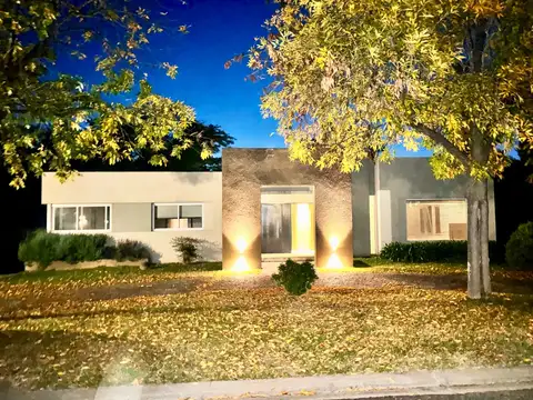 Casa 5 ambientes con 3 baños