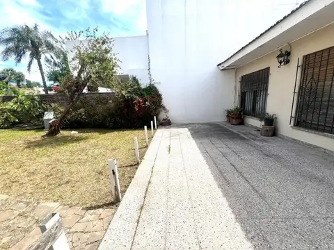 CASA 4 AMB. RAMOS MEJIA - GRAN JARDÍN