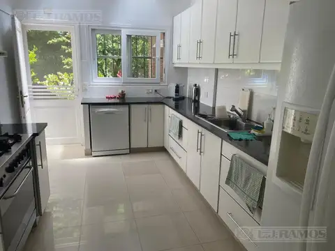 Casa 9 ambientes con 6 baños