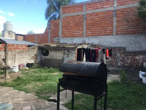 Lote con construcción en muy buena ubicación