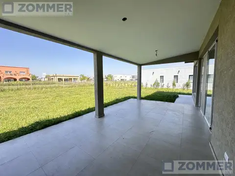Casa en Venta con 4 cocheras