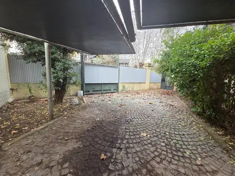 Casa en Alquiler con 5 cocheras