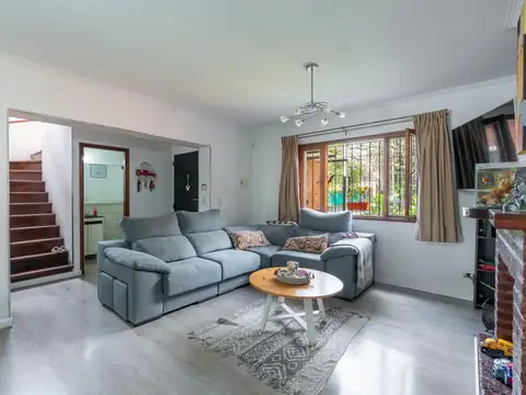 Casa 6 ambientes con 2 baños