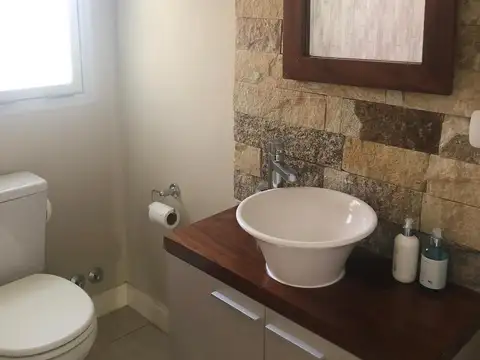 Casa en Alquiler con 4 cocheras