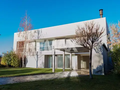 EN VENTA CASA GERENCIAL 4 DORM COMAHUE GOLF CLUB