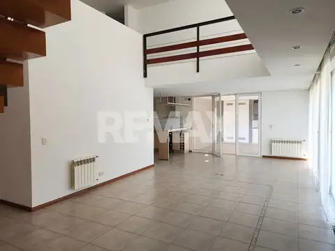 EN VENTA CASA GERENCIAL 4 DORM COMAHUE GOLF CLUB