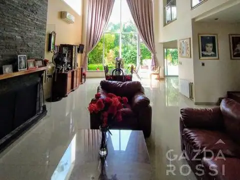 Casa en Venta con 3 cocheras