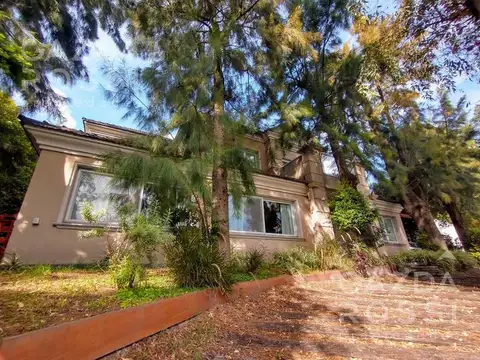 Casa 8 ambientes con 5 baños