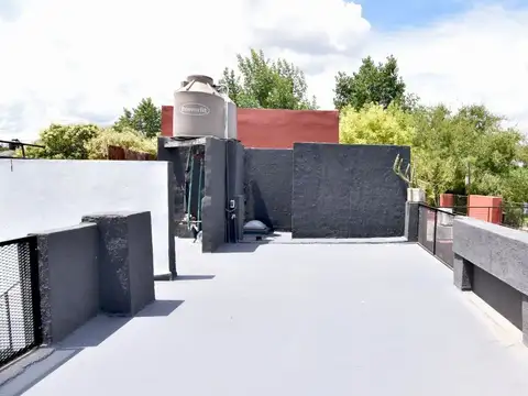 VENTA CASA PH 2 AMBS ITUZAINGO FRENTE COCHERA
