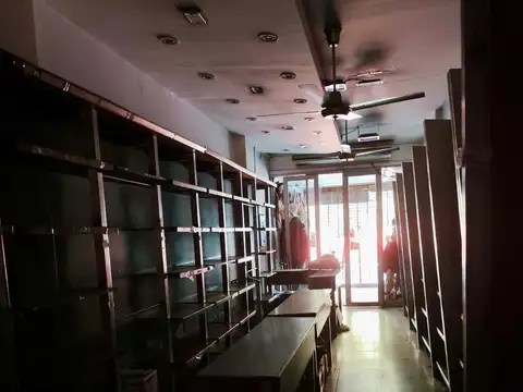 LOCAL GRAN UBICACION    3 x 22 - 3 Plantas - La mejor cuadra de Av. Avellaneda ! Consultanos