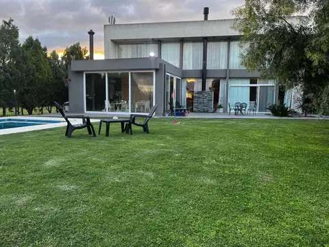Casa 4 ambientes con 3 baños