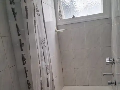 Luminoso ambiente en piso alto con Terraza
