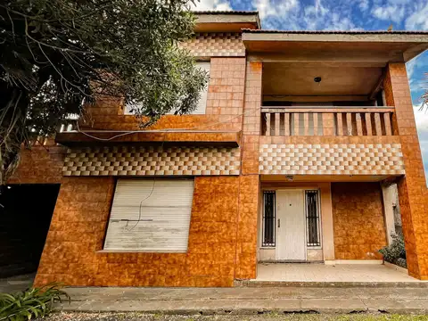 Venta casa en block en barrio Acantilados