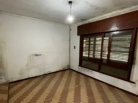 OPORTUNIDAD Casa a refaccionar con importante terreno IDEAL VIVIENDA O PARA EMPREDIMIENTO COMERCIAL
